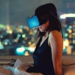 Bir kişi, cinsellik ve ilişkiler üzerine sanal ortamda arama yaparken.