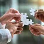 Bir kişi, odaklanma sorunu nedeniyle çalışırken dikkatini toplamakta zorlanıyor.