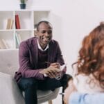 Bir kişi, psikiyatristin seans ücreti hakkında bilgi almak için telefonla iletişime geçiyor.