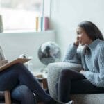 Bir kişi, psikolog ile görüşmeye başlamadan önce randevusunun süresi hakkında bilgi alıyor.