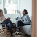 Bir kişi, psikologdan seans ücreti hakkında bilgi alıyor ve ödeme seçeneklerini değerlendiriyor.