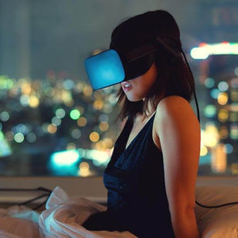 Bir kişi, cinsellik ve ilişkiler üzerine sanal ortamda arama yaparken.