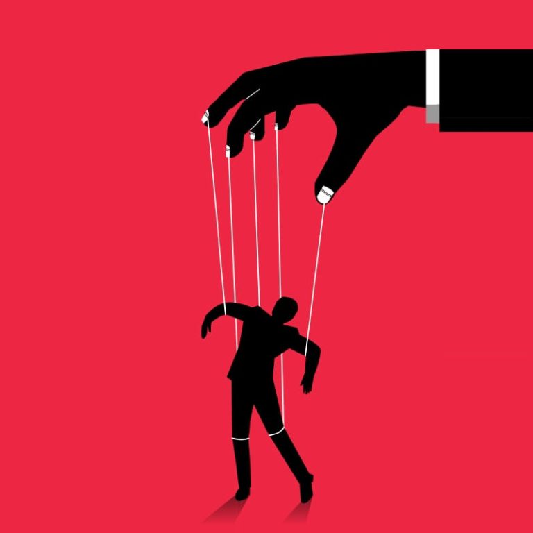 Bir kişi, duygusal manipülasyonu tanıyıp sınırlarını koruyarak sağlıklı bir ilişki kurmaya çalışıyor.