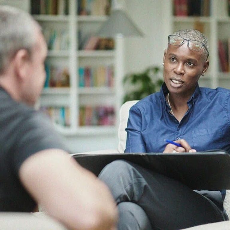 Bir kişi, iyi bir psikolog seçmek için araştırma yaparken çeşitli kaynakları gözden geçiriyor.