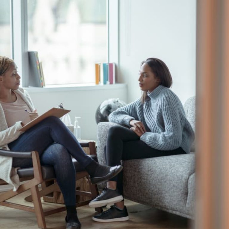 Bir kişi, psikologdan seans ücreti hakkında bilgi alıyor ve ödeme seçeneklerini değerlendiriyor.